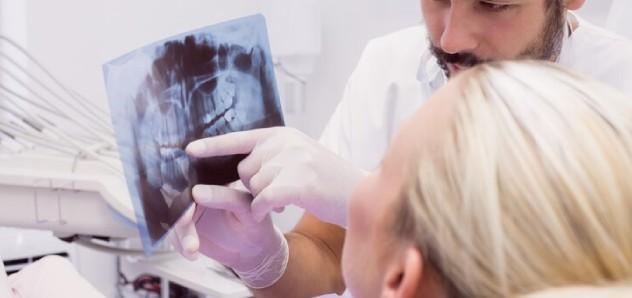Odontólogo mostrando radiografía a paciente