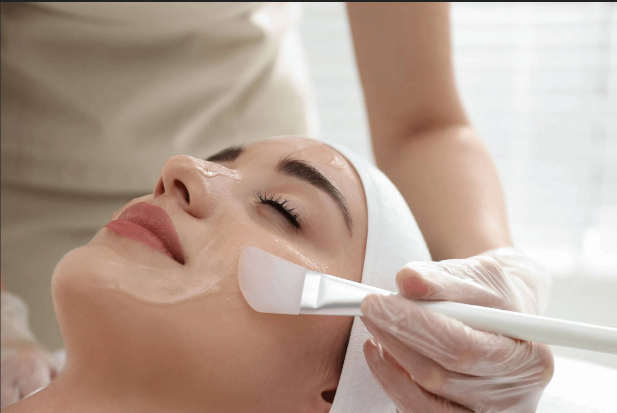Peeling Químico Facial: Revelant la Regeració Cutània