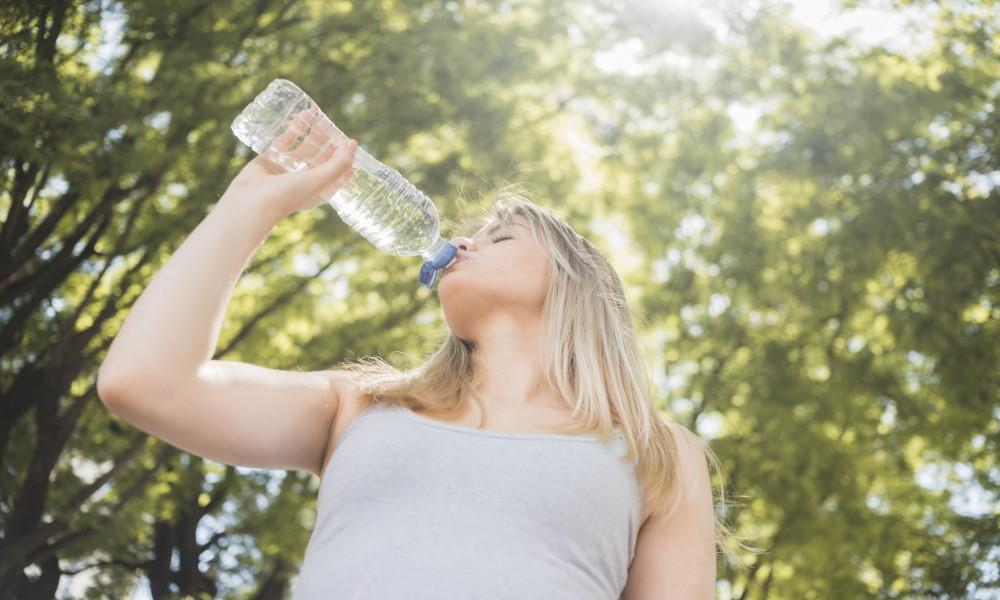 ¿Cuánta agua debo beber al día?