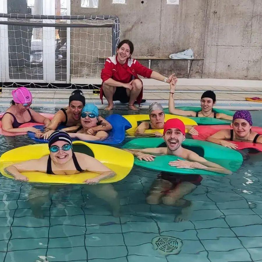 Fotografía de personas con discapacidad de CÍRVITE haciendo deporte en la piscina.