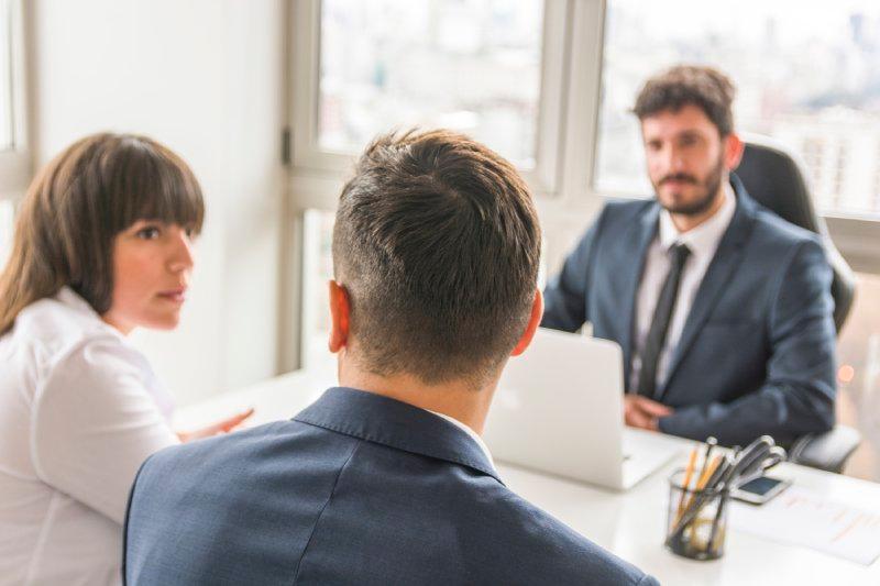 Personas recibiendo asesoramiento