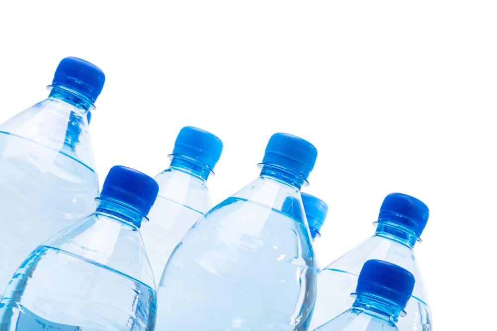 ¿Comprar agua en botellas de vidrio o botellas PET?