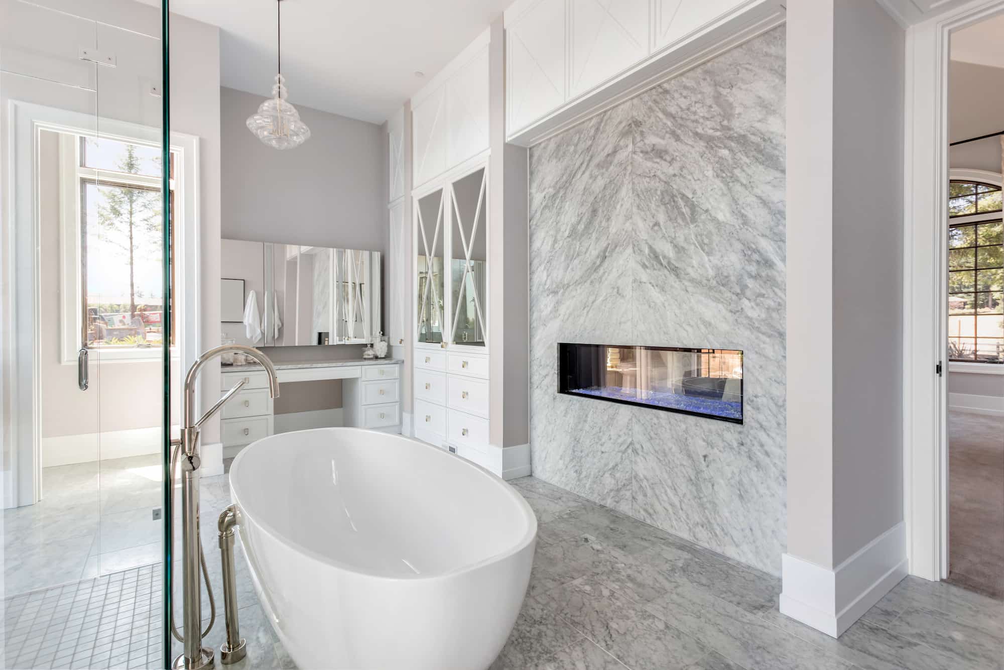 Diseño de baño minimalista con acabados de mármol y toques modernos por Gris Construcción.