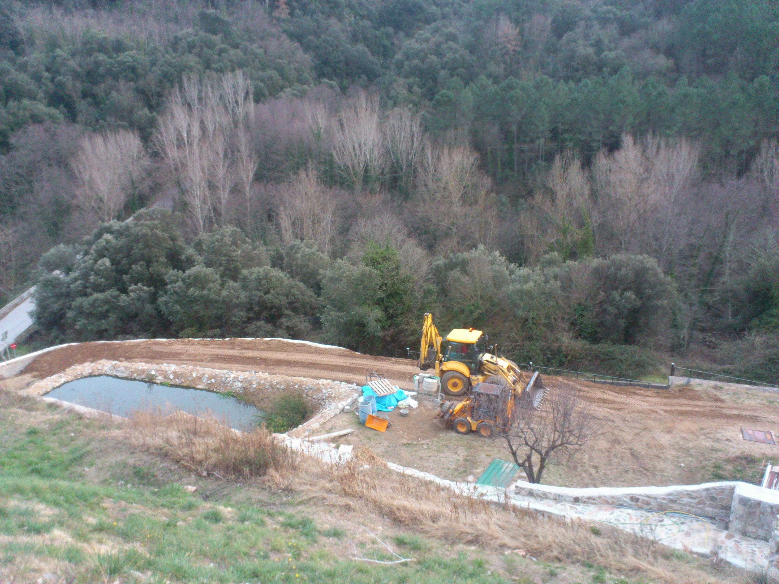 Movimiento de tierras para ajardinado perimetral.