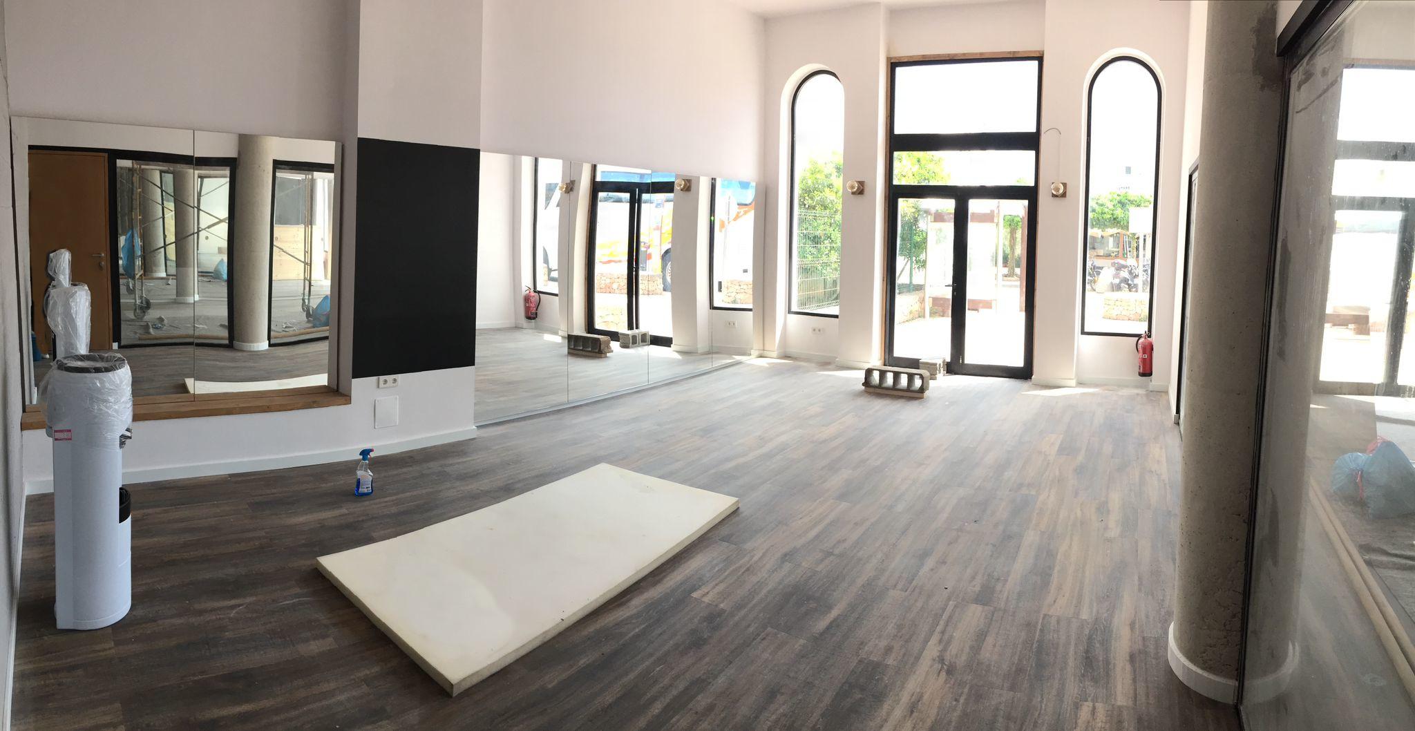 Fitnessstudio mit Holzlaminat in San Miguel, Ibiza.