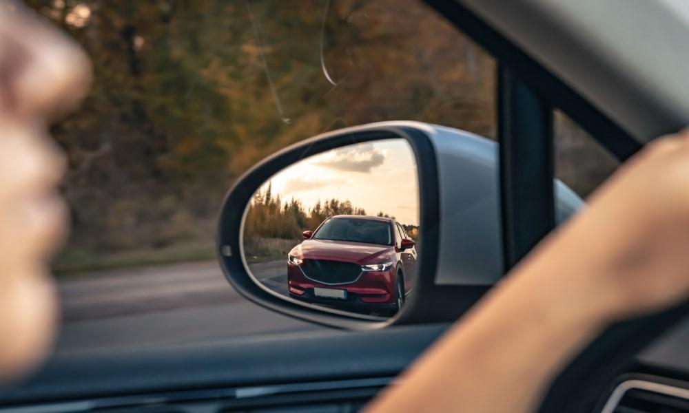 Cómo acomodar los espejos del coche al conducir por primera vez