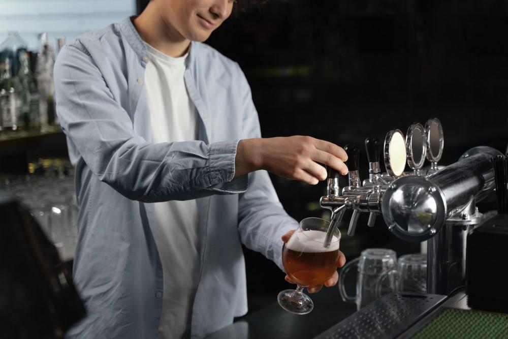 ¿Qué equipamiento es necesario para una barra de bar?