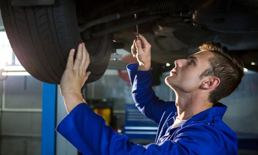 ¿Cómo saber cuándo cambiar los amortiguadores del auto?