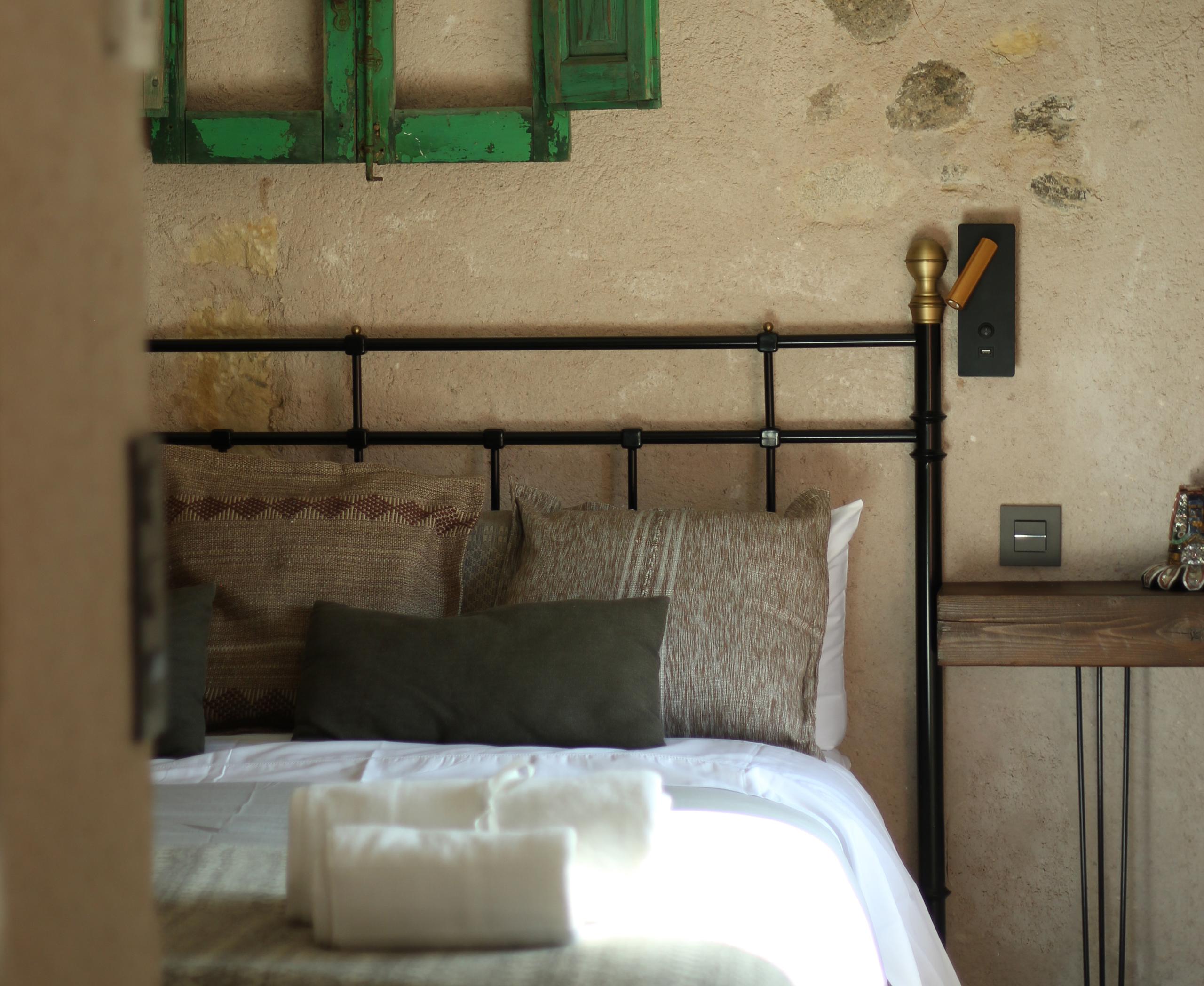 Granito Suite queen bed