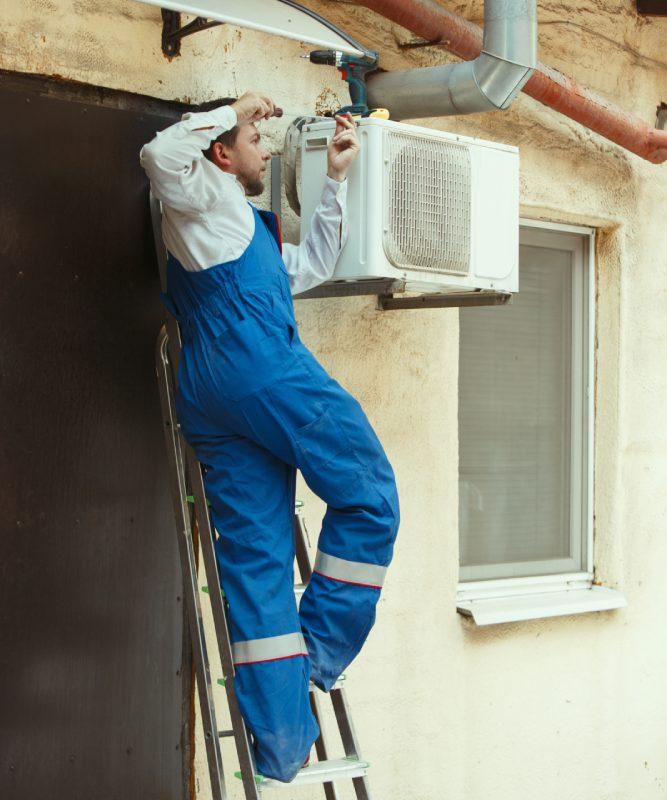 Técnico reparando aire acondicionado