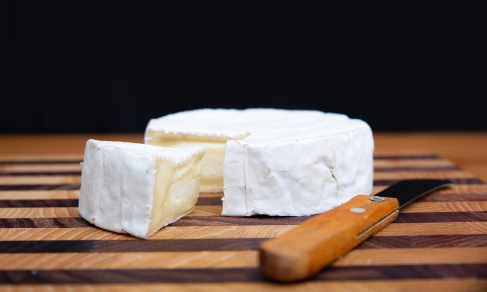 ¿Cómo se produce el queso Brie y cuáles son los ingredientes principales?