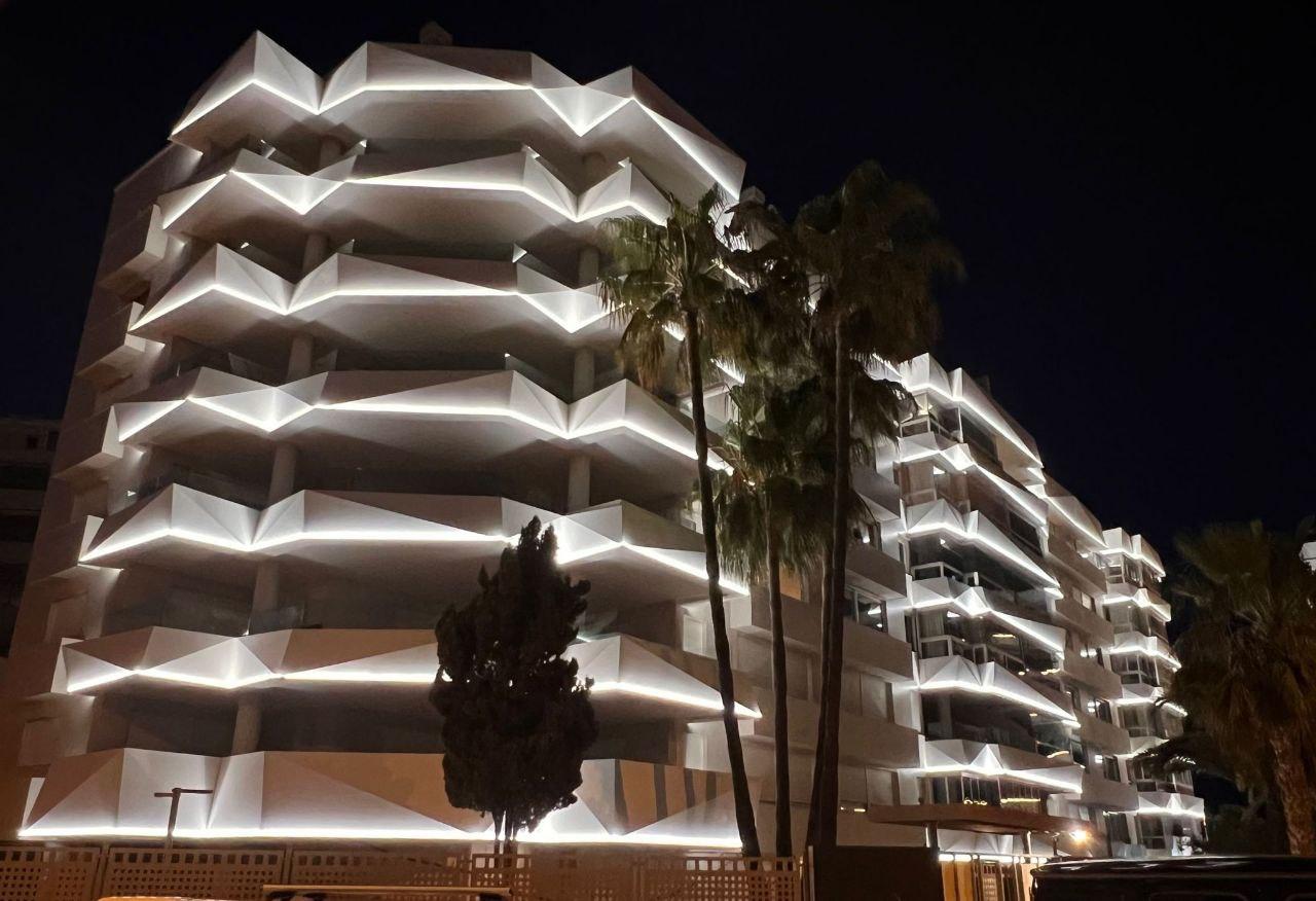 Renovierte Fassade eines Gebäudes mit nachhaltigen Materialien in Ibiza.