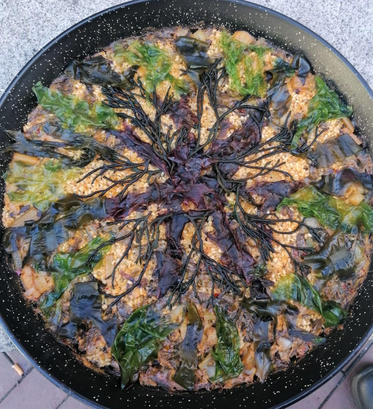 Vegetable and 5 seaweed paella (vegan)
