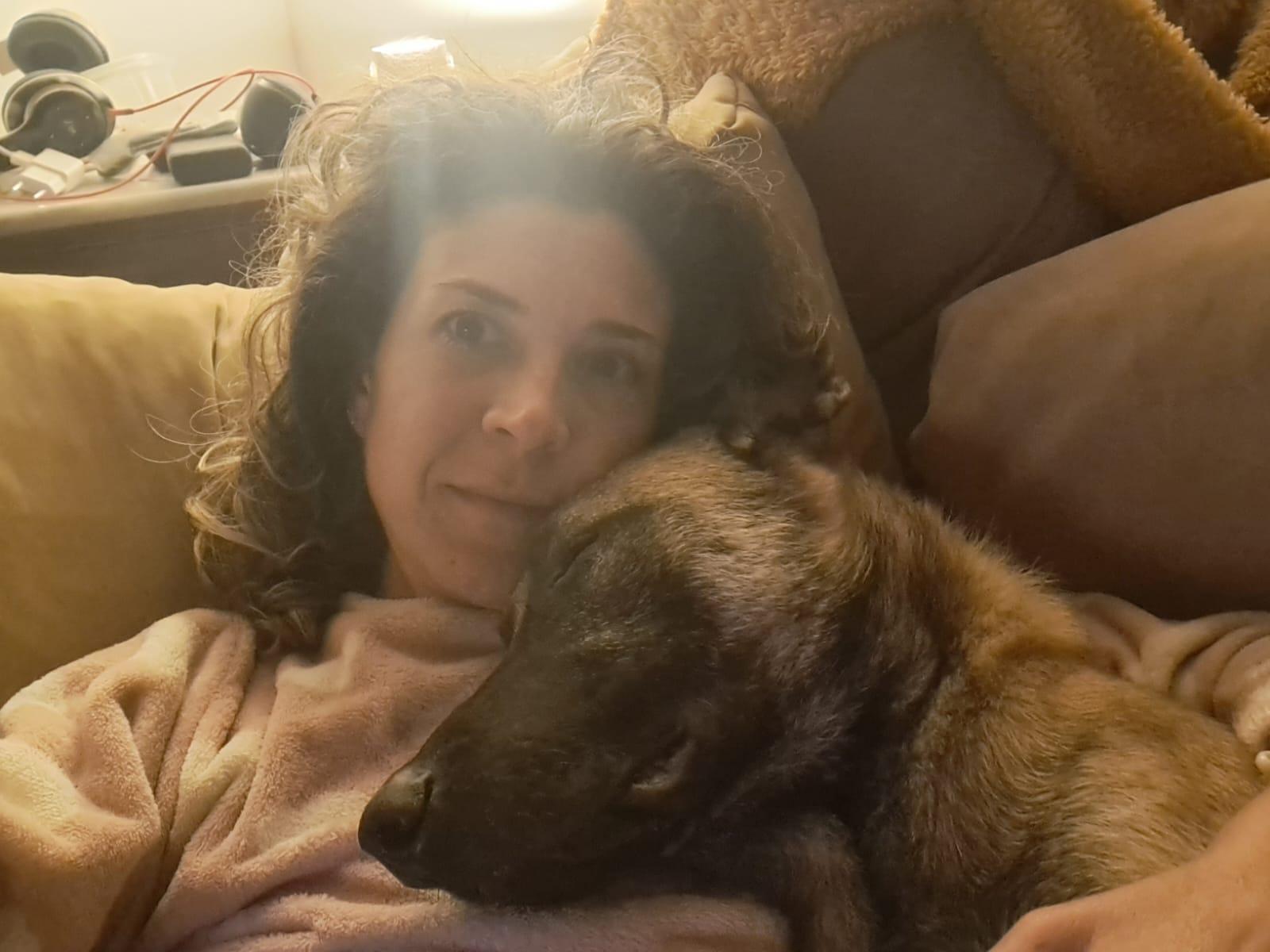 Perro dormido encima de una mujer