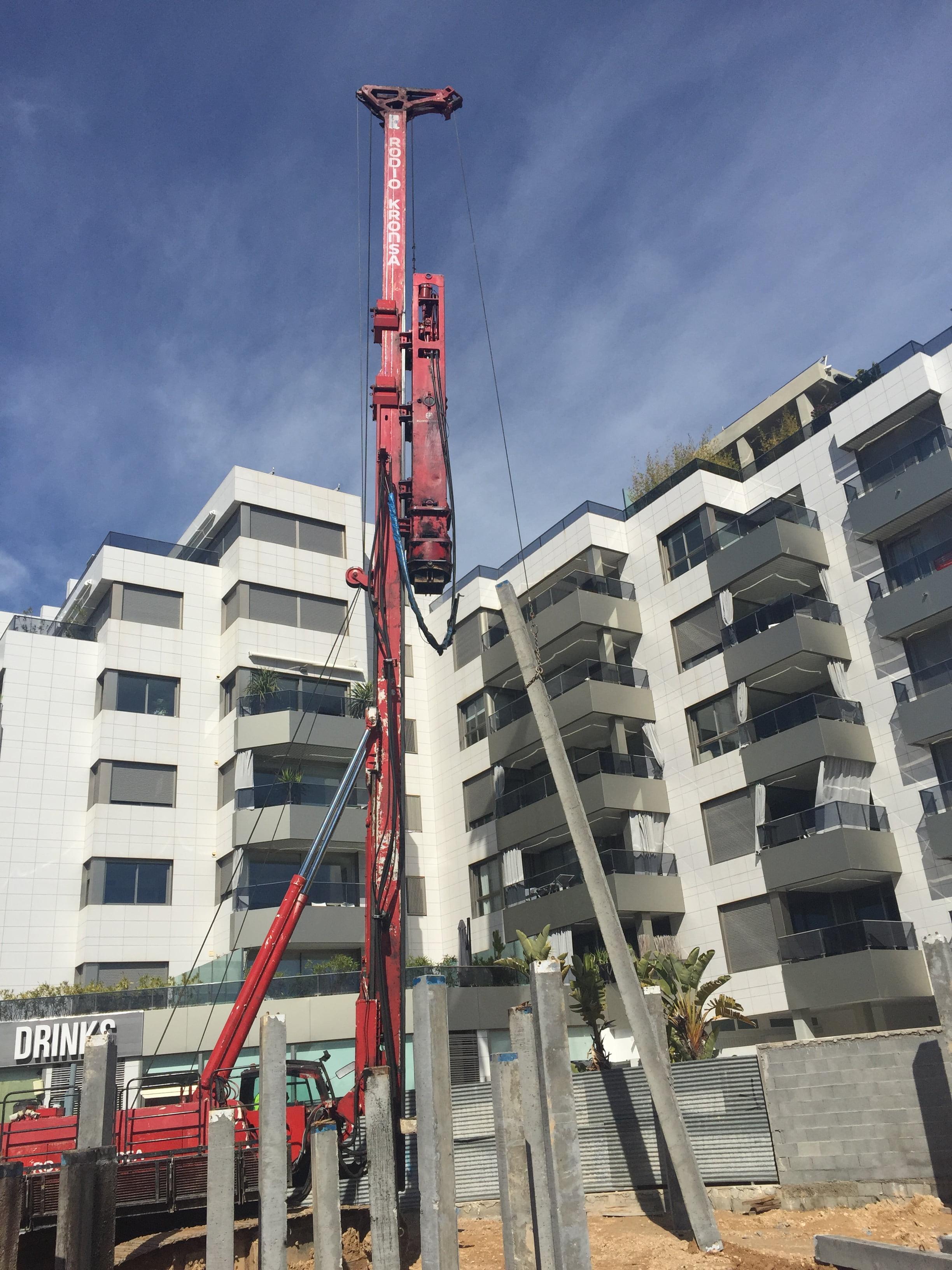 Inicio de obra nueva en Ibiza con maquinaria pesada y preparación del terreno.