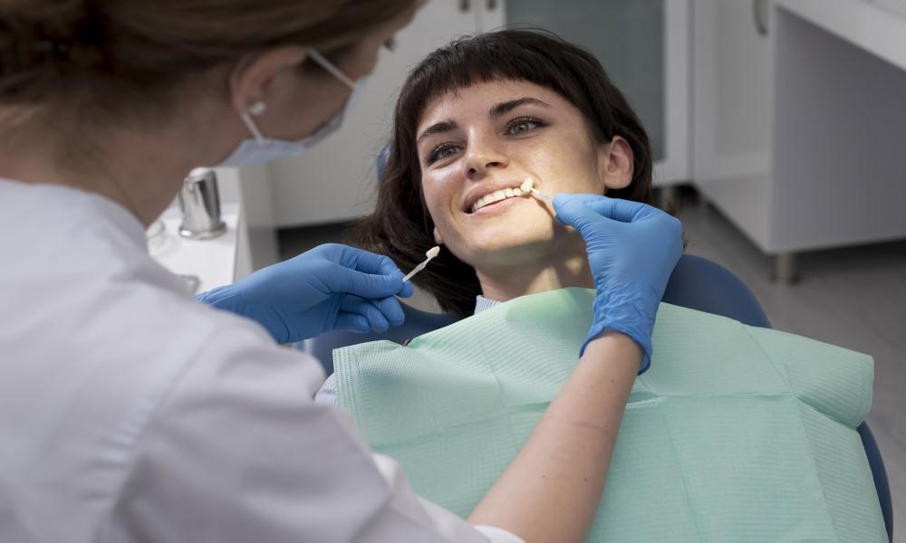 ¿Qué es un implante dental y qué beneficios tiene?