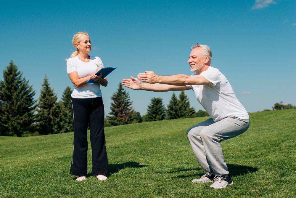 Actividades físicas para promover la salud de las rodillas en adultos mayores