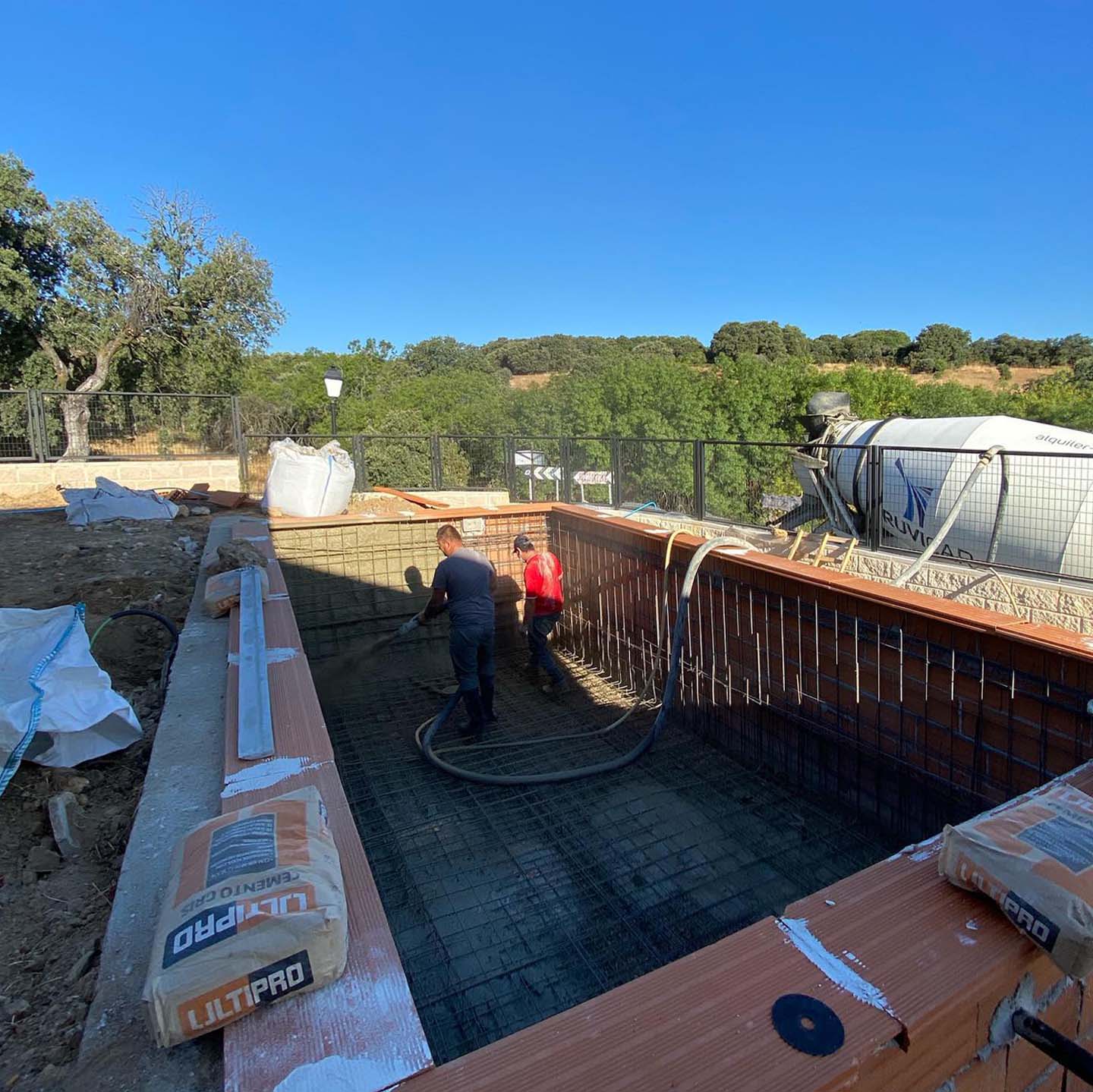 Nueva piscina integrada en paisajismo