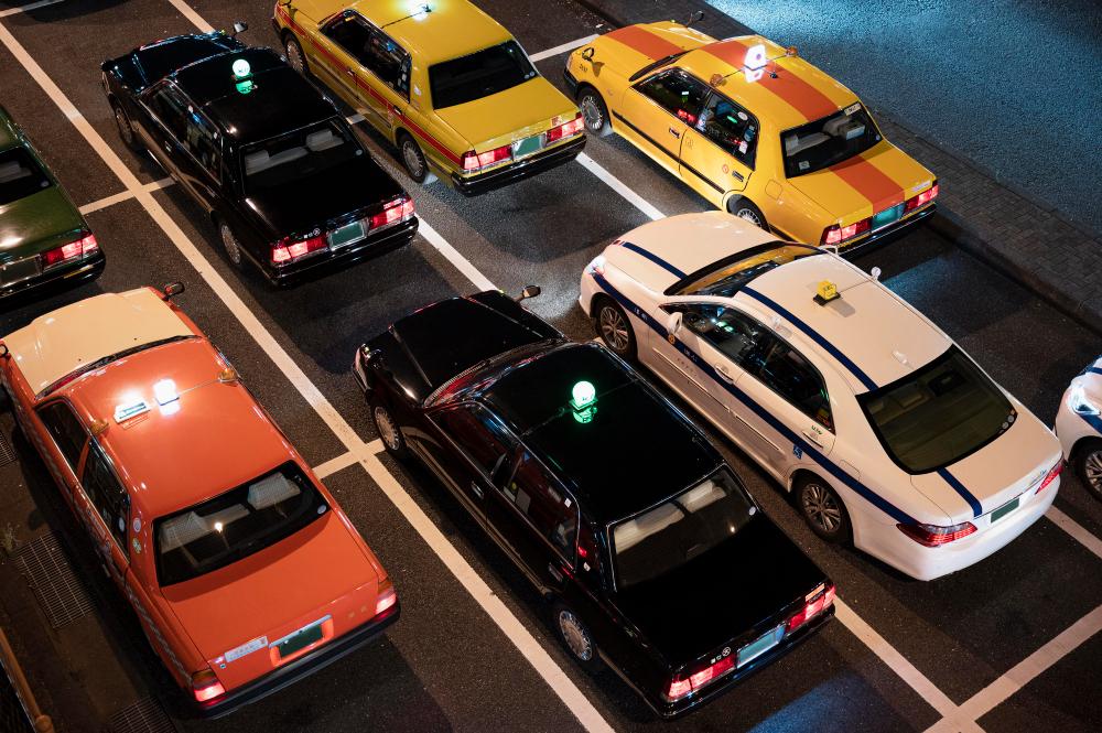¿Cómo se maneja la demanda en horas pico en las paradas de taxis?