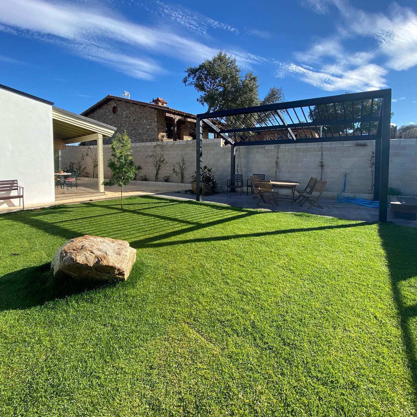 Nueva piscina integrada en paisajismo