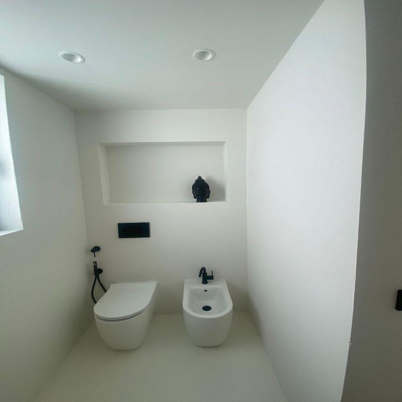 Baño moderno con inodoro y bidet en diseño minimalista en Ibiza.